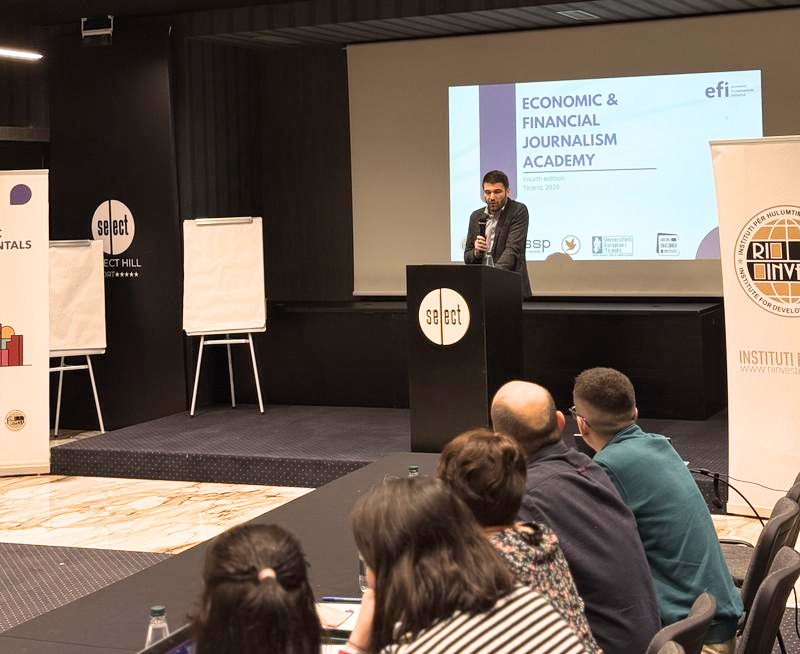 Workshop lead at the lectern in a journalist workshop, speaking to delegates
