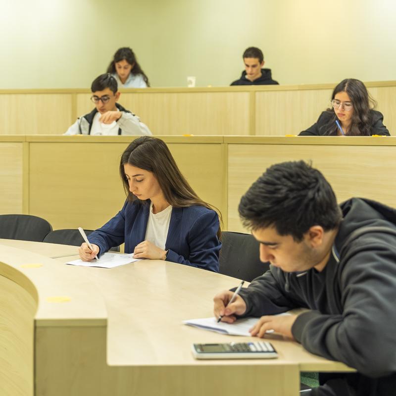 Students studying om Armenia